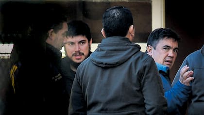 Leandro Báez y el fiscal Guillermo Marijuan, durante un operativo en la casa de Luciana Báez