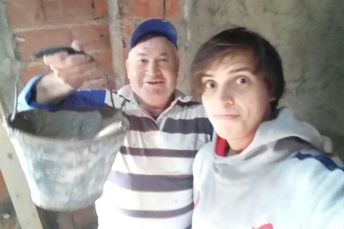 Leandro Bolaño junto a su abuelo Raúl, con quien trabaja de albañil desde que tiene 14 años