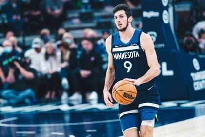 Leandro Bolmaro, alterna entre Minnesota y Iowa Wolves, de la G-League