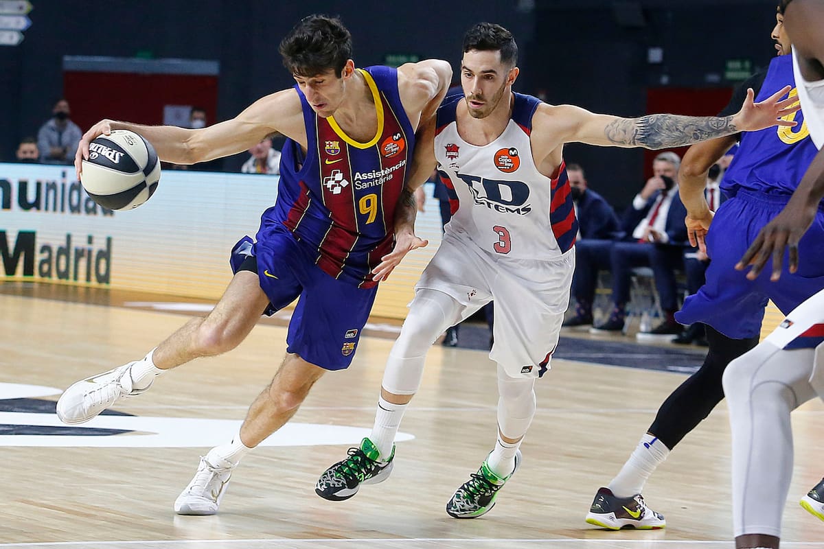 Leandro Bolmaro contra Luca Vildoza en la semifinal que Barcelona le ganó a Baskonia; el cordobés tuvo menos participación en la final