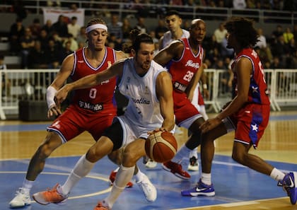 Leandro Bolmaro, de gran partido, es defendido por Isahia Piñeiro, en el triunfo de la Argentina ante Puerto Rico