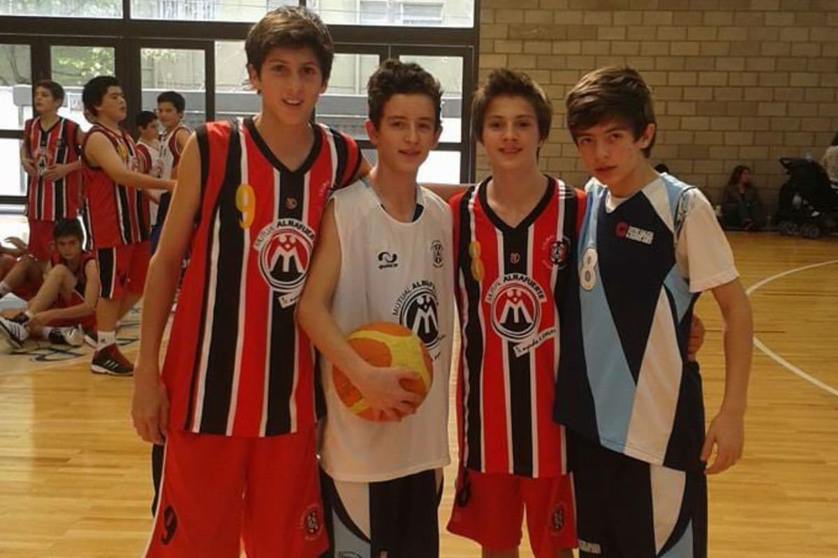 Leandro Bolmaro (el primero de la izquierda), en Almafuerte, el club de Las Varillas en el que creció