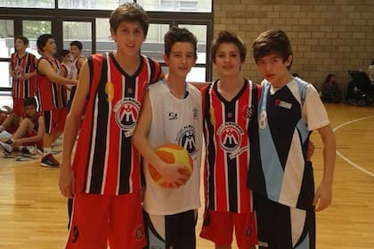 Leandro Bolmaro (el primero de la izquierda), en Almafuerte, el club de Las Varillas en el que creció