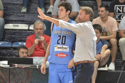 Leandro Bolmaro junto a Sebastián Ginóbili: en Bahía Basket comprendió cómo debía ser un profesional