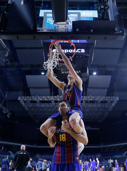 Leandro Bolmaro, en los hombros de Pierre Oriola, corta la red, un trofeo habitual de los campeones; Barcelona ganó la Copa del Rey 2021