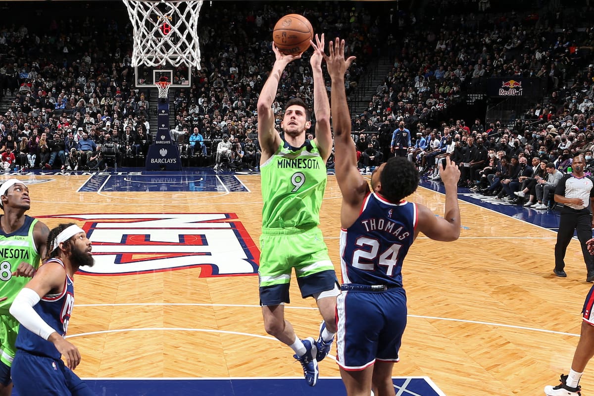 Leandro Bolmaro, en pleno vuelo, en Minnesota Timberwolves, en un choque ante Brooklyn Nets