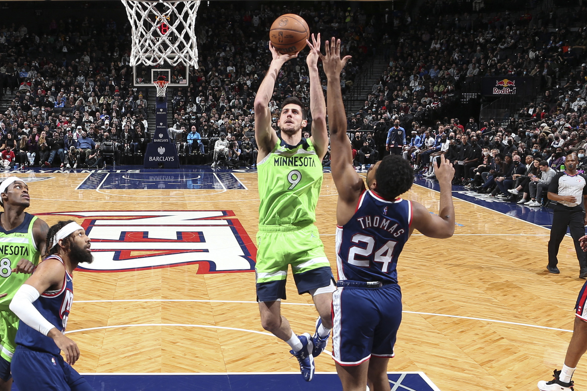 Leandro Bolmaro, en pleno vuelo, en Minnesota Timberwolves, en un choque ante Brooklyn Nets