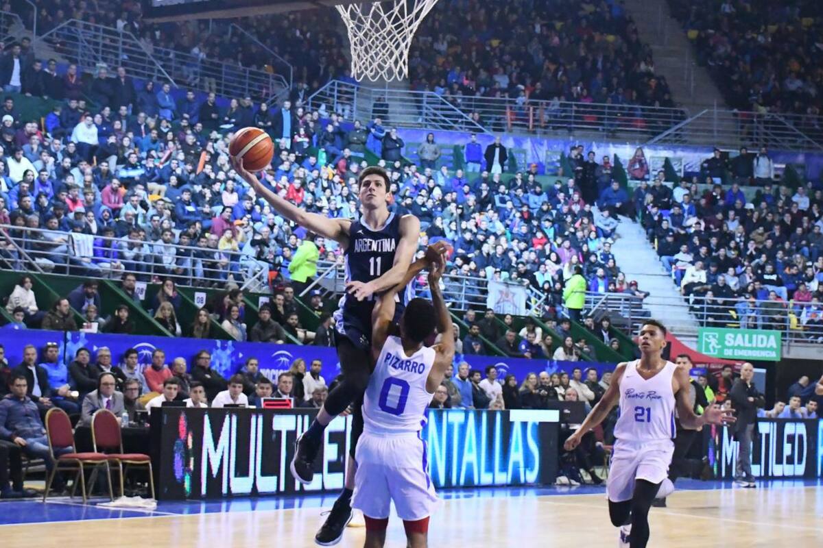 Leandro Bolmaro entra en bandeja frente a Puerto Rico; al rato, quedaría al margen de la lista para los Juegos Panamericanos.