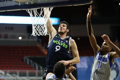 Leandro Bolmaro vuelca la pelota sobre la humanidad de Tayler Davis