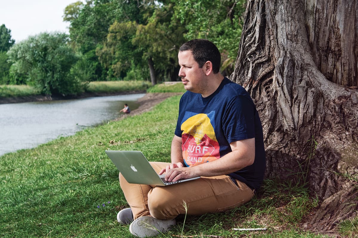 Leandro Camino trabaja remotamente desde Azul, provincia de Buenos Aires