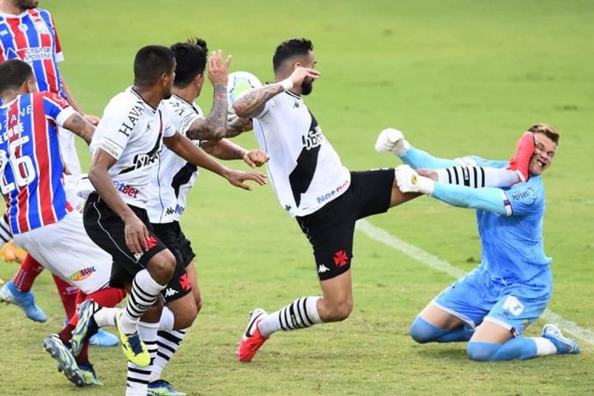 Leandro Castán arremete contra Douglas en el partido Vasco da Gama vs. Bahia, en Brasil