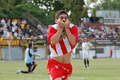 Leandro Cogrossi, celebrando un gol con la camiseta de Talleres de Remedios de Escalada.