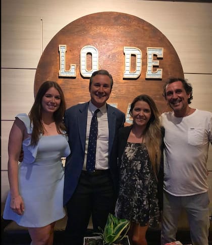 Leandro De Vita, dueño del restaurante, saluda a sus invitados