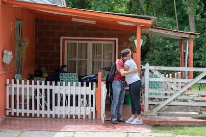 Leandro despide con un abrazo a su mamá, Beatriz, antes de irse caminando a la escuela