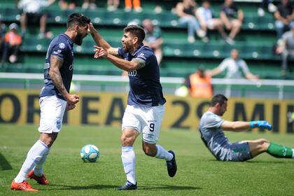 Leandro Díaz (Atlético Tucumán) festeja su gol, el primero del partido, con Javier Toledo.