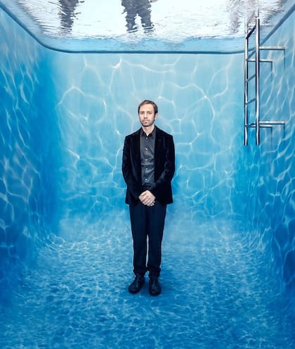Leandro Erlich dentro de la convocante pileta que integró en 2019 su muestra "Liminal", la más visitada del Malba