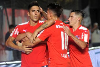 Leandro Fernadez festeja su gol en el triunfo ante Colon .