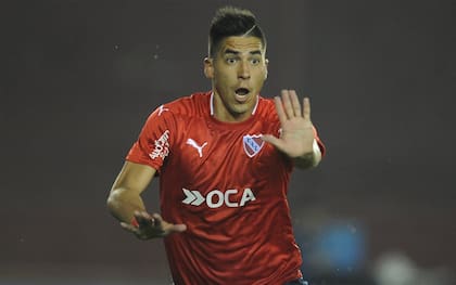 Leandro Fernández celebra su gol, tras una falla del arquero Monetti