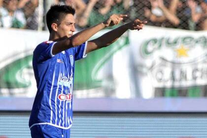 Leandro Fernández festeja su gol en Mataderos