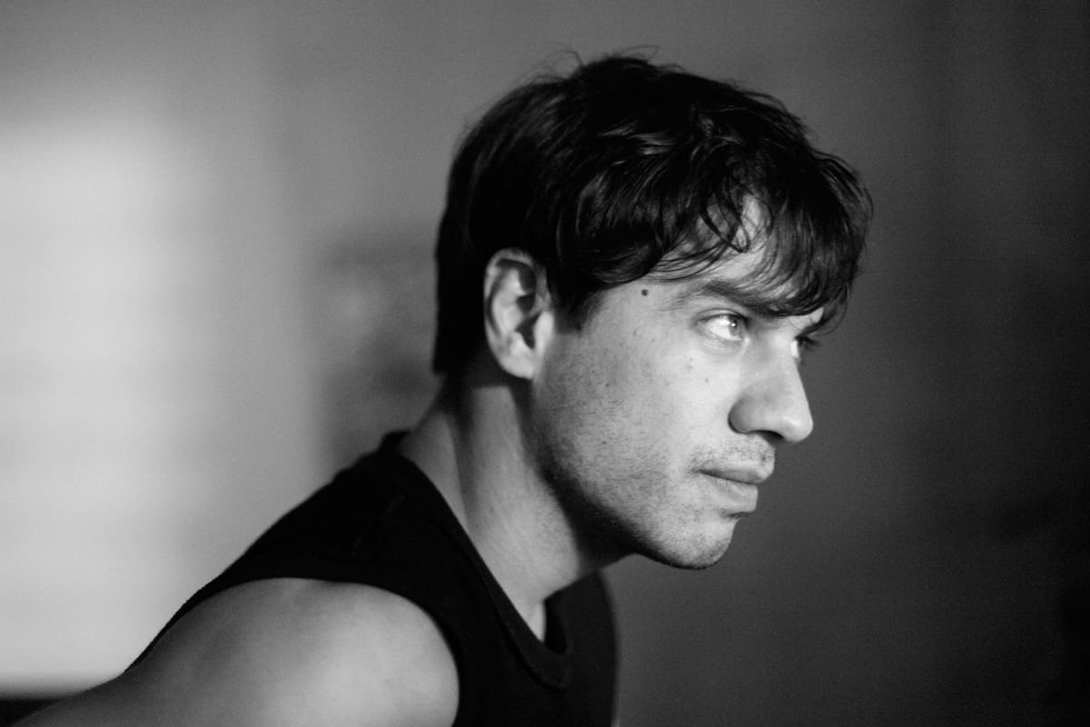 Leandro Fresco habla del presente de la escena electrónica, su carrera híbrida entre el mainstream rockero y la electrónica de nicho, y cuenta cómo preparaba DJ sets con Gustavo Cerati