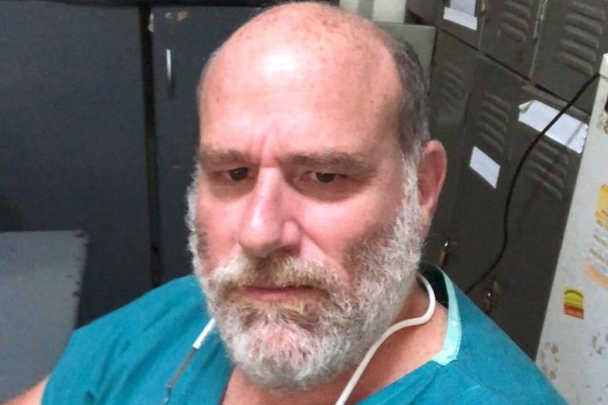 Leandro Goñies obstetra. Desde que se instaló el aislamiento obligatorio, él solo recibe a pacientes que estén a punto de parir. De ese modo, redujo al máximo la circulación de personas y evita que esas mujeres tengan que acudir a un sanatorio, en donde estarían más expuestas a un contagio. Pero los