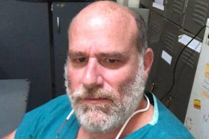 Leandro Goñies obstetra. Desde que se instaló el aislamiento obligatorio, él solo recibe a pacientes que estén a punto de parir. De ese modo, redujo al máximo la circulación de personas y evita que esas mujeres tengan que acudir a un sanatorio, en donde estarían más expuestas a un contagio. Pero los