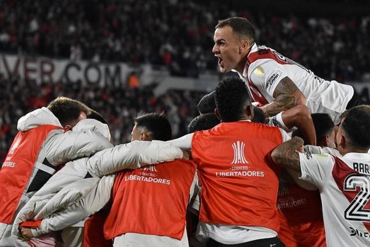 Leandro González Pirez y un festejo de gol en la cima de la montonera con sus compañeros