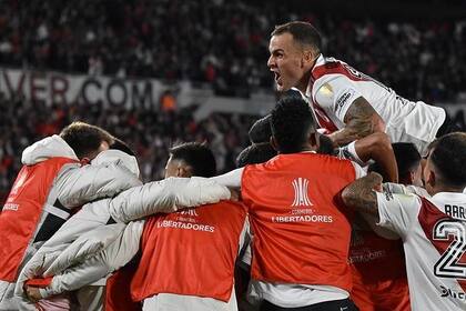 Leandro González Pirez y un festejo de gol en la cima de la montonera con sus compañeros