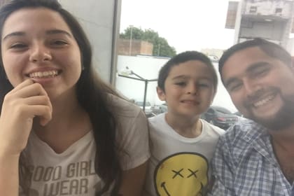 Leandro junto a sus hermanos Camila y Thiago a quienes conoció luego de encontrar a su mamá biológica
