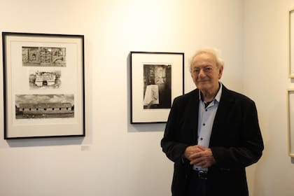 Leandro Katz con sus obras en el sector especial que le dedica Herlitzka & Co.