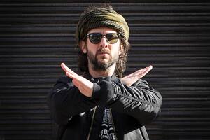 Leandro Lopatin, guitarrista de Turf y Poncho, se lanza como solista
