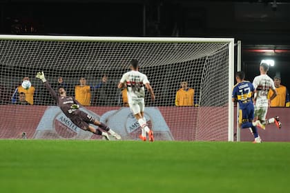 Leandro Lozano cortó la cancha de derecha hacia el centro y sacó un zurdazo fuerte para vencer a Rafael