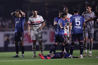 Leandro Lozano (de perfil) fue el que, aquella fatídica noche, pudo ayudarlo, al menos, a no caer fuertemente contra el campo.