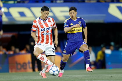 Leandro Lozano marca a Brahian Cuello