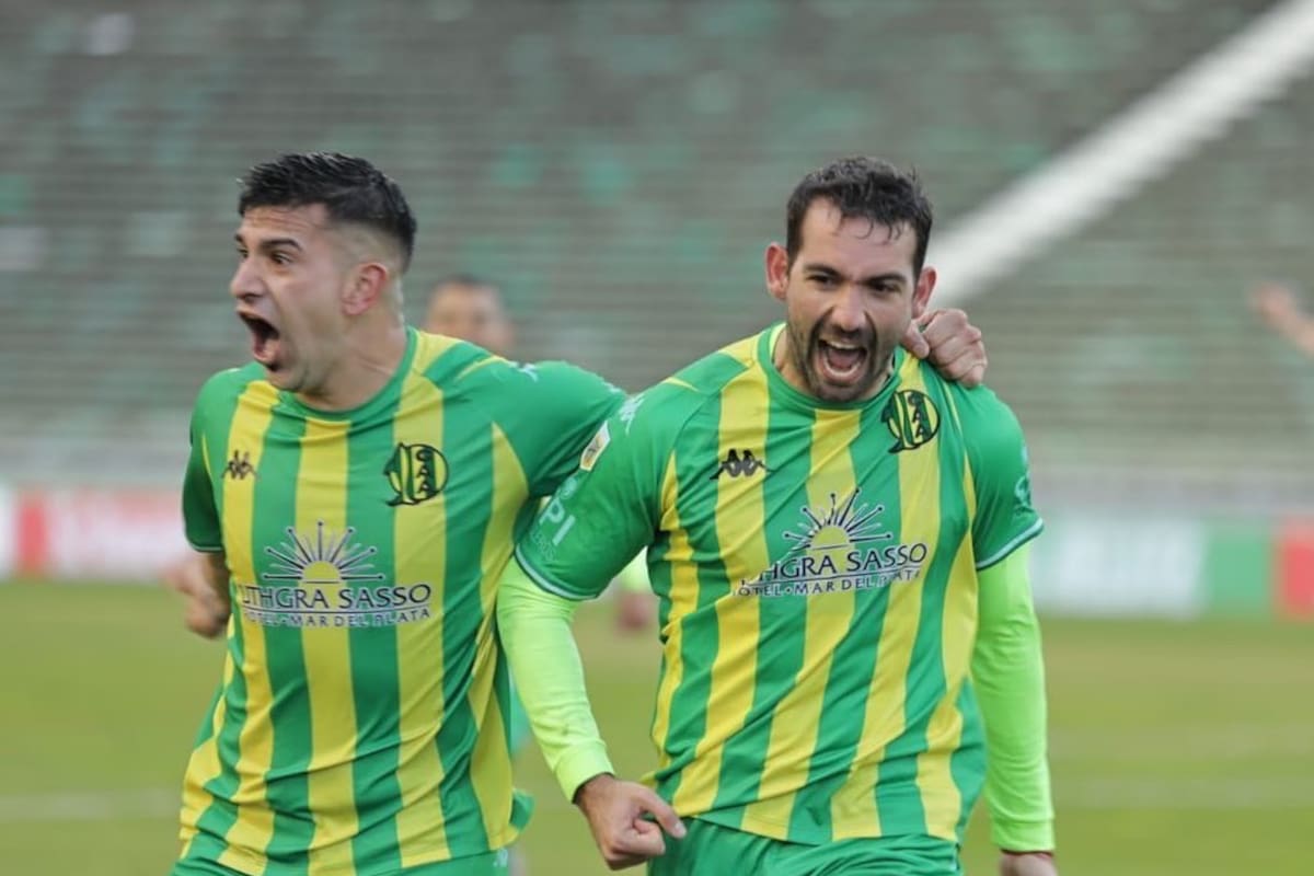 Leandro Maciel (33) y Martín Cauteruccio (7), el ex San Lorenzo hizo dos en el triunfo de Aldosivi ante Vélez por 3-2, en Mar del Plata