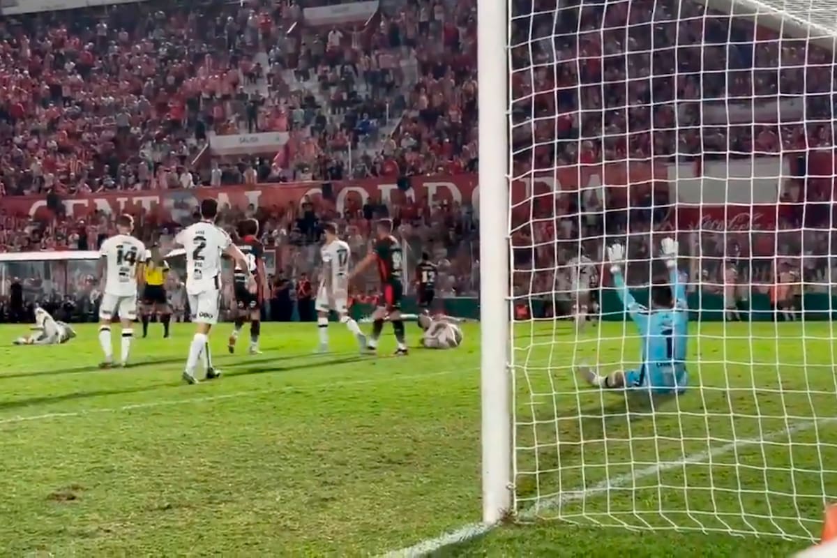 Leandro Maciel, Mauro Pitton y el arquero Ledesma, tumbados en el césped del estadio de Instituto al mismo tiempo; el local apretaba y los futbolistas de Central Córdoba se desplomaron tras zafar de una jugada de peligro en su área.