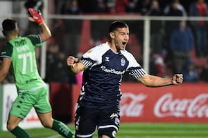 Leandro Morales festeja el 1-0 de Gimnasia ante Unión, en Santa Fe