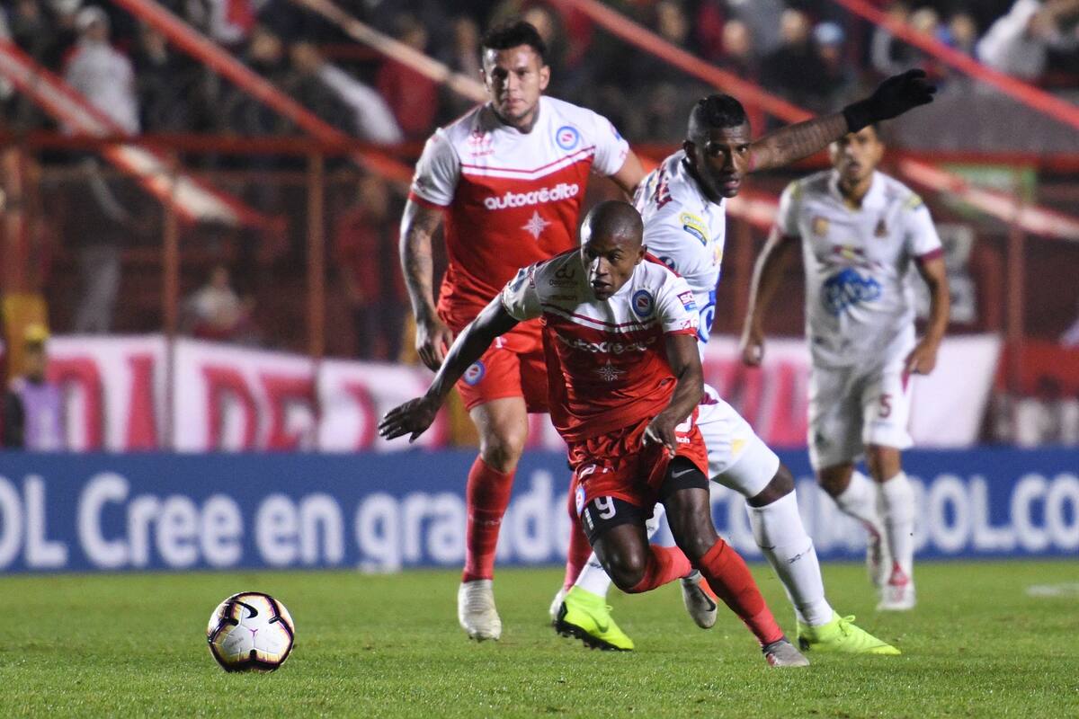 Leandro Paiva en acción; Argentinos le ganó a Tolima con un gol a los 48 minutos del segundo tiempo y se irá a Colombia sin haber recibido goles; el desquite será el próximo jueves, a las 21.30.