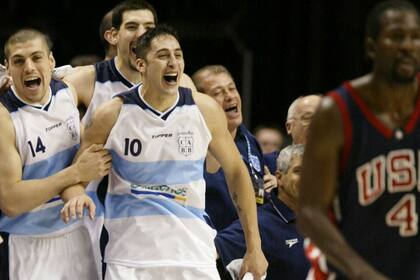 Leandro Palladino, Hugo Sconochini y Luis Scola (detrás), en la victoria ante Estados Unidos, en Indianapolis 2002