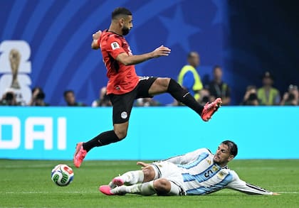 Leandro Paredes (abajo), de Argentina, disputa el balón con Mohamed Salah (arriba)