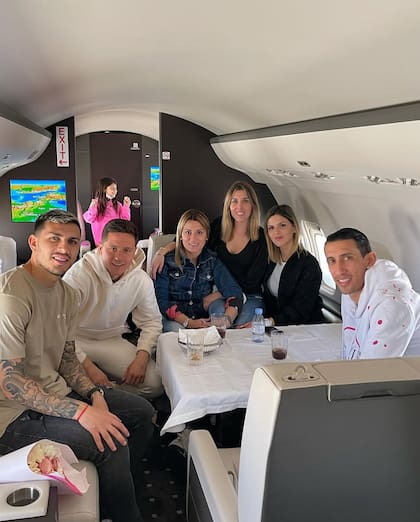 Leandro Paredes, Ander Herrera, Jorgelina Cardoso, Isabel Collado, Camila Galante y Ángel Di María se hicieron muy cercanos cuando coincidieron en París (Foto: Instagram @jorgelinacardoso26)