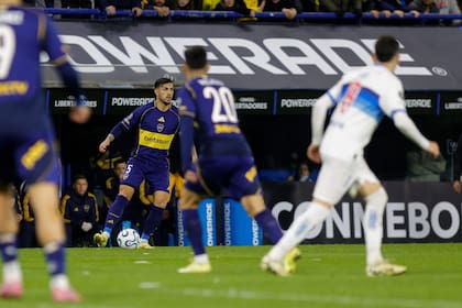 Leandro Paredes con la pelota durante el duelo en la Bombonera