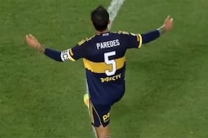 Leandro Paredes, de brazos abiertos, mostrando su enojo por el cambio de Exequiel Zeballos