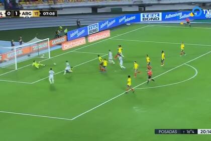 Leandro Paredes define de zurda ante David Ospina tras una maniobra de fútbol de salón en el área entre varios adversarios; a los 7 minutos, la Argentina se ponía 2-0 arriba de Colombia en la eliminatoria para el Mundial Qatar 2022.
