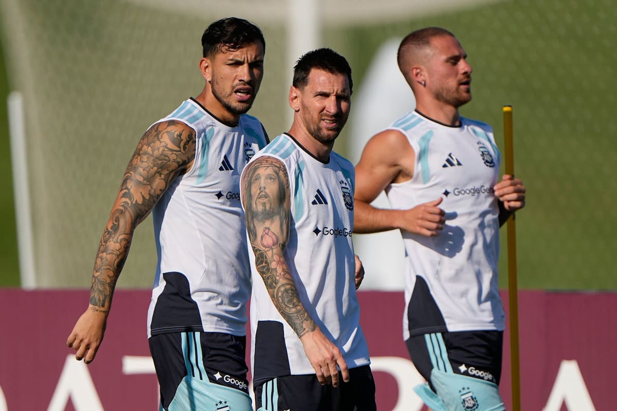 Leandro Paredes, durante el Mundial, junto a Lionel Messi, con quien compartió la selección entre 2017 y 2026