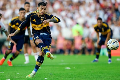 Leandro Paredes ejecutó el penal de manera soberbia y abrió el marcador para Boca, que luego fue el resultado final