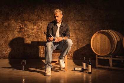 Leandro Paredes en la cava de Bodega Barberis, donde elabora sus vinos