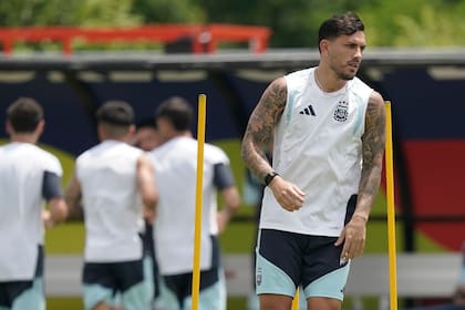 Leandro Paredes entrena en Kannesaw Estate University de Atlanta junto a sus compañeros