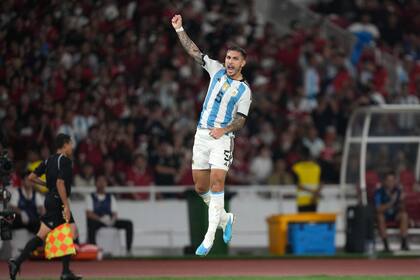 Leandro Paredes festeja su golazo a Indonesia, en el último amistoso del seleccionado argentino