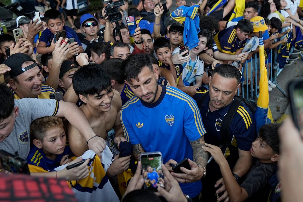 Leandro Paredes firma autógrafos en la llegada del plantel a Córdoba, donde Boca jugará con Talleres; el número 5, una de las bases pensando en la Libertadores